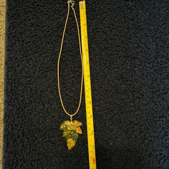 Necklace  🍁 leaf 🍁 shaped pendant necklace. - Picture 7 of 8